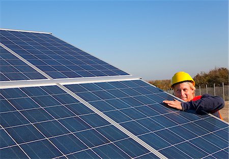 simsearch:6113-07160910,k - Worker examining solar panels Foto de stock - Sin royalties Premium, Código: 6122-08229541