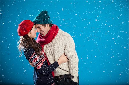 simsearch:6113-07790711,k - Smiling couple hugging in snow Photographie de stock - Premium Libres de Droits, Code: 6122-08229548