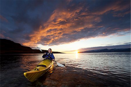 Woman kayaking in still lake Photographie de stock - Premium Libres de Droits, Code: 6122-08229532