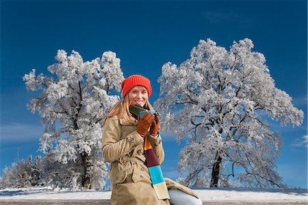 simsearch:6113-06899345,k - Woman drinking coffee in snow Stock Photo - Premium Royalty-Free, Code: 6122-08229538