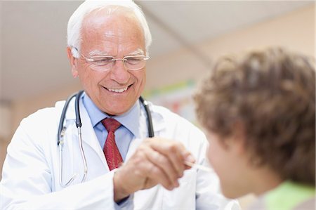 doctor examining boy - Doctor examining boy in office Photographie de stock - Premium Libres de Droits, Code: 6122-08229879