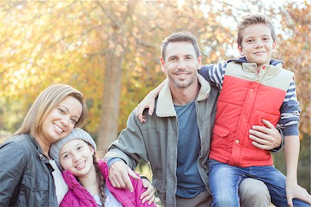 simsearch:6113-06720251,k - Portrait smiling family in front of tree with autumn leaves Foto de stock - Sin royalties Premium, Código: 6124-08170348