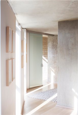 daheim - Sunbeams in modern corridor and foyer Stockbilder - Premium RF Lizenzfrei, Bildnummer: 6124-08170625