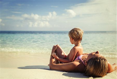 sand sea kids - Mother and son laying and relaxing on tropical beach Foto de stock - Sin royalties Premium, Código: 6124-08658151