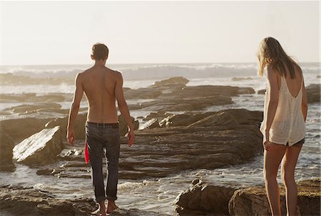 seaside promenade - Young couple walking on rocks at ocean Foto de stock - Sin royalties Premium, Código: 6124-08658129