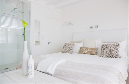 simsearch:6113-06898734,k - White bedroom with en suite shower in luxury hotel room Photographie de stock - Premium Libres de Droits, Code: 6124-08703851