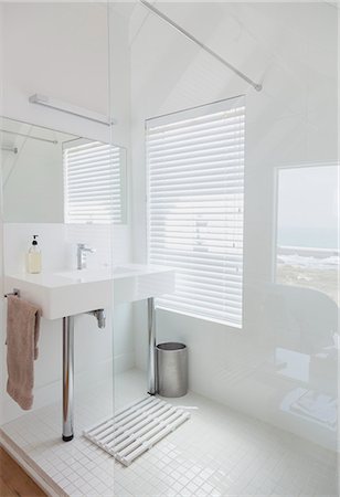 simsearch:6113-06898734,k - Modern white bathroom home showcase interior Photographie de stock - Premium Libres de Droits, Code: 6124-08703861