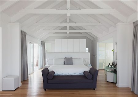 White vaulted wood beam ceiling over bed in home showcase interior Stock Photo - Premium Royalty-Free, Code: 6124-08703866