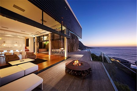 Fire pit on modern luxury home showcase beach house at sunset Stockbilder - Premium RF Lizenzfrei, Bildnummer: 6124-08703974