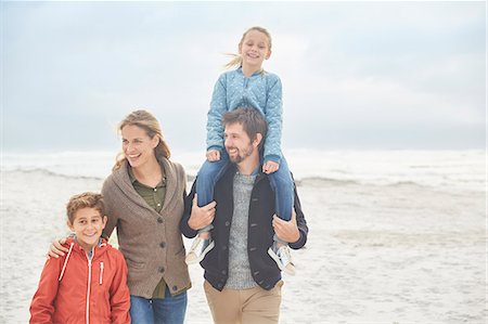 simsearch:649-07803505,k - Family walking on winter beach Stock Photo - Premium Royalty-Free, Code: 6124-08805220