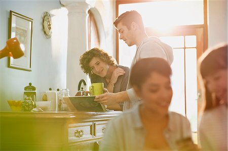 simsearch:6113-06908601,k - Young adults hanging out drinking coffee in apartment Stock Photo - Premium Royalty-Free, Code: 6124-08820991
