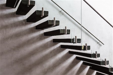 schatten - Modern, minimalist floating staircase in home showcase interior Stockbilder - Premium RF Lizenzfrei, Bildnummer: 6124-08907891