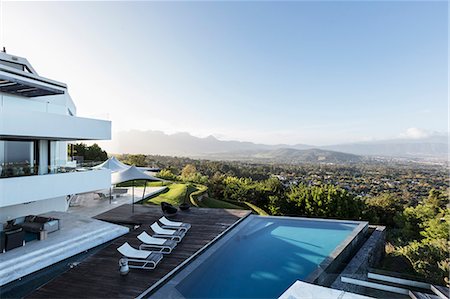 simsearch:6113-07147822,k - Modern luxury home showcase exterior with swimming pool and mountain view Photographie de stock - Premium Libres de Droits, Code: 6124-08907978