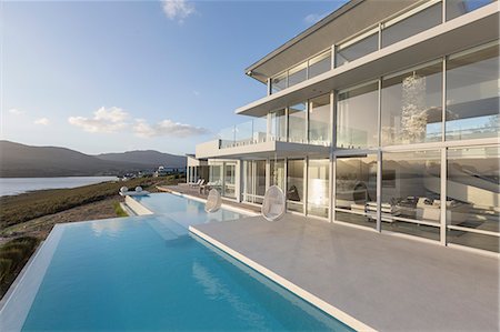 simsearch:6113-07147822,k - Sunny, tranquil modern luxury home showcase exterior with infinity pool Photographie de stock - Premium Libres de Droits, Code: 6124-08908157