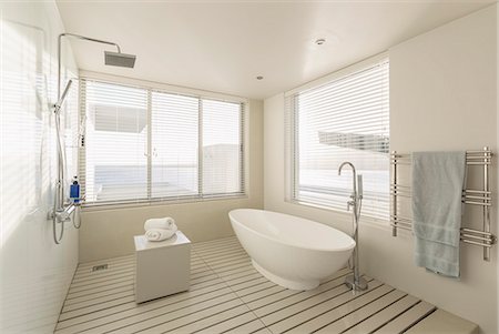 simsearch:6113-06898734,k - Minimalist, modern luxury home showcase bathroom with soaking tub and shower Photographie de stock - Premium Libres de Droits, Code: 6124-08908229