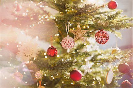 simsearch:614-02241057,k - Red, white and gold ornaments and star on Christmas tree Stock Photo - Premium Royalty-Free, Code: 6124-08926881