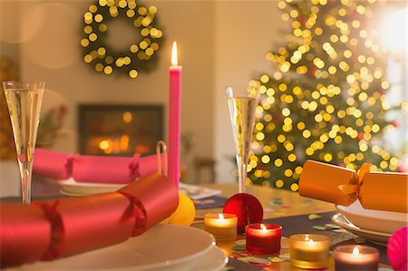 Candles, champagne and Christmas crackers on table Foto de stock - Sin royalties Premium, Código: 6124-08926933