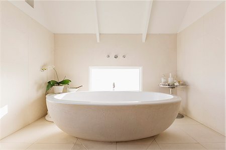 Round modern white luxury soaking bathtub Stock Photo - Premium Royalty-Free, Code: 6124-08927082