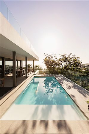 simsearch:6113-07147822,k - Tranquil lap swimming pool outside modern luxury home showcase exterior Photographie de stock - Premium Libres de Droits, Code: 6124-08927021