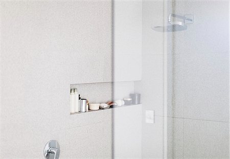 Modern white shower stall Photographie de stock - Premium Libres de Droits, Code: 6124-08927029