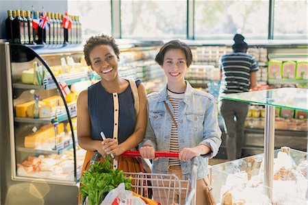 simsearch:6113-07147381,k - Portrait smiling young lesbian couple, grocery shopping in market Stock Photo - Premium Royalty-Free, Code: 6124-09004818