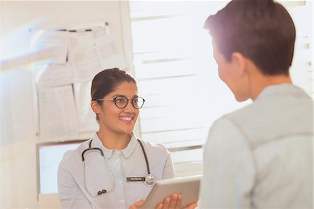 simsearch:649-06623108,k - Female doctor with digital tablet talking to patient in examination room Stock Photo - Premium Royalty-Free, Code: 6124-09026377