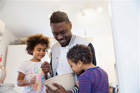 simsearch:6108-06907066,k - Father and children baking in kitchen Stock Photo - Premium Royalty-Free, Code: 6124-09167299