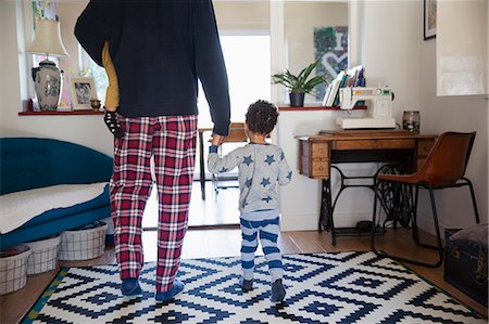 simsearch:632-03848361,k - Father and sons in pajamas walking in living room Stock Photo - Premium Royalty-Free, Code: 6124-09167349
