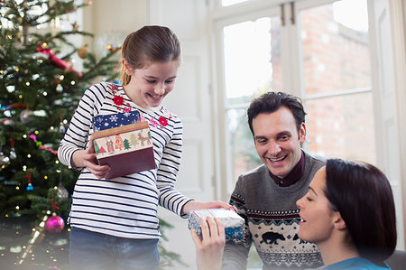 simsearch:6113-06498556,k - Family opening Christmas gifts in living room Stock Photo - Premium Royalty-Free, Code: 6124-09177998
