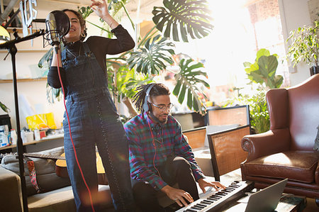 piano playing and singer - Young man and woman recording music, singing and playing piano in apartment Photographie de stock - Premium Libres de Droits, Code: 6124-09188538