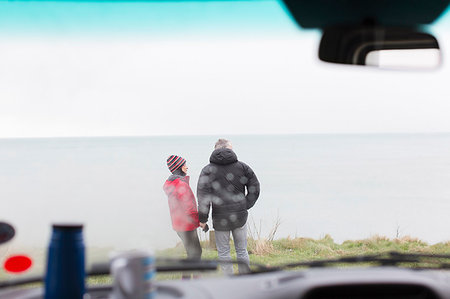 simsearch:6113-07242393,k - Couple standing outside of motor home on cliff overlooking ocean Stock Photo - Premium Royalty-Free, Code: 6124-09188849