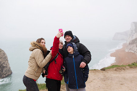 simsearch:649-08232457,k - Family with camera phone taking selfie on cliff overlooking ocean Stock Photo - Premium Royalty-Free, Code: 6124-09188883
