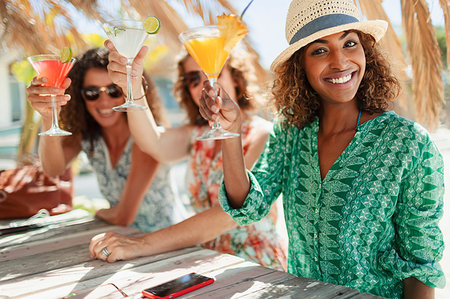 simsearch:614-07806346,k - Portrait happy women friends with cocktails at sunny beach bar Foto de stock - Sin royalties Premium, Código: 6124-09269464