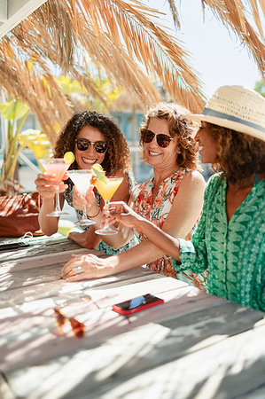 simsearch:614-07806346,k - Mother and adult daughters drinking cocktails at sunny beach bar Foto de stock - Sin royalties Premium, Código: 6124-09269561
