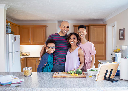 simsearch:6108-06907623,k - Portrait smiling family cooking in kitchen Photographie de stock - Premium Libres de Droits, Code: 6124-09269969