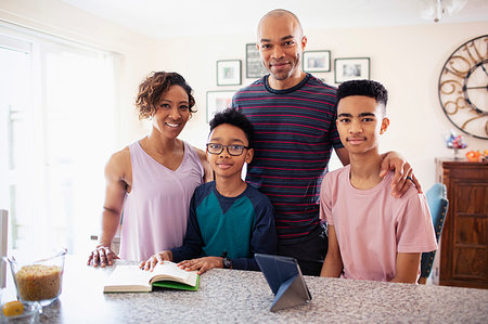 simsearch:614-05650637,k - Portrait smiling family in kitchen Stock Photo - Premium Royalty-Free, Code: 6124-09269991