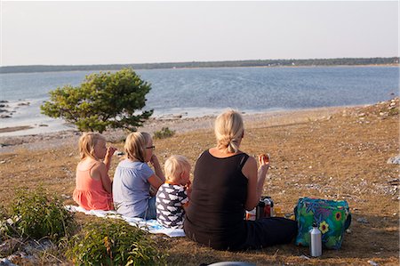 swedish - Sweden, Gotland, Faro, Gamle hamn, Family having picnic at beach Photographie de stock - Premium Libres de Droits, Code: 6126-08642806