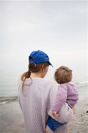 simsearch:6126-08644727,k - Sweden, Skane, Osterlen, Mother carrying daughter (2-3) on beach Stock Photo - Premium Royalty-Free, Code: 6126-08642926