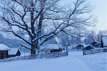 simsearch:6126-08643376,k - Sweden, Dalarna, Mora, Wooden houses covered with snow Foto de stock - Sin royalties Premium, Código: 6126-08643375