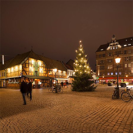 simsearch:6126-08643547,k - Sweden, Skane, Malmo, Lilla Torg, Christmas tree in old town Fotografie stock - Premium Royalty-Free, Codice: 6126-08643527