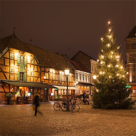 simsearch:6126-08643547,k - Sweden, Skane, Malmo, Lilla Torg, Christmas tree in old town Fotografie stock - Premium Royalty-Free, Codice: 6126-08643526