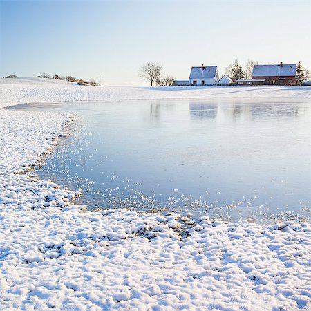 simsearch:6126-08643376,k - Sweden, Skane, Arrie, Lake and houses in winter Foto de stock - Sin royalties Premium, Código: 6126-08643529