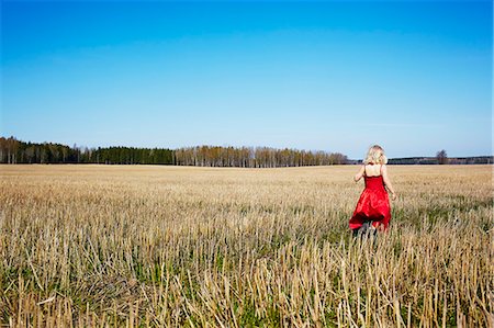 simsearch:6126-08643505,k - Sweden, Vastra Gotaland, Gullspang, Girl (4-5) wearing red dress walking in field Stock Photo - Premium Royalty-Free, Code: 6126-08643759