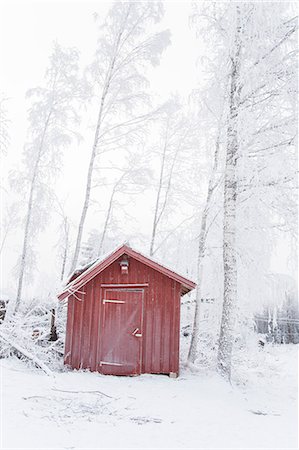 simsearch:6126-08643376,k - Sweden, Varmland, Sunne, Wooden hut in snowy forest Foto de stock - Sin royalties Premium, Código: 6126-08643854