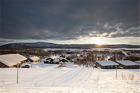 simsearch:6126-08643376,k - Sweden, Vasterbotten, Hemavan, Wooden houses at ski resort at sunset Foto de stock - Sin royalties Premium, Código: 6126-08643957