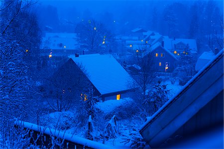 simsearch:6126-08643376,k - Sweden, Tyreso, Trollbacken, Snow covered houses at night Foto de stock - Sin royalties Premium, Código: 6126-08644451