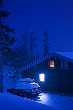 simsearch:6126-08643376,k - Sweden, Jamtland, Bydalsfjallen, View of house and car in ski resort at night Foto de stock - Sin royalties Premium, Código: 6126-08644434
