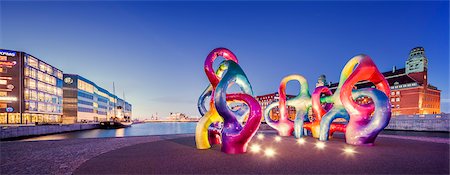 simsearch:6126-08643547,k - Sweden, Skane, Malmo, Anna Lindhs Plats, Waterfront sculptures illuminated at dusk Fotografie stock - Premium Royalty-Free, Codice: 6126-08644542
