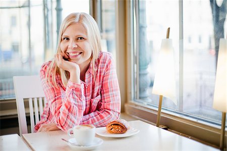 simsearch:614-06043438,k - Finland, Helsinki, Esplanadi, Woman at cafe table, smiling Photographie de stock - Premium Libres de Droits, Code: 6126-08644689