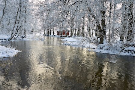 simsearch:6126-08643376,k - Sweden, Sodermanland, Trosaan, View of house by river in winter Foto de stock - Sin royalties Premium, Código: 6126-08644628